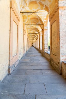 Bologna, Emilia-Romagna / İtalya - 19.08.2020: Dünyanın en uzun ve tarihi atari salonu, Bologna 'daki Santuario della Madonna di San Luca kilisesine kadar, sağ tarafında sütunlar ve pürüzsüz bir zemin ile.