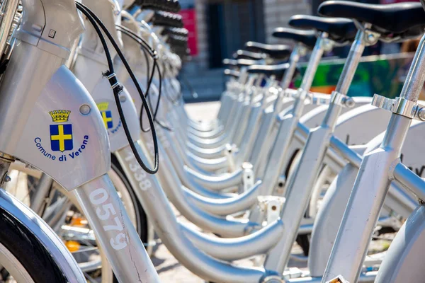 Верона Венето Италия 2020 Прокат Серебристых Электрических Велосипедов Вероне Аренду — стоковое фото