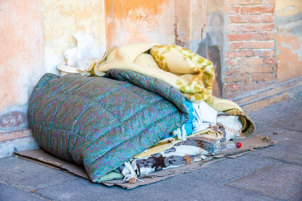 Egy Takarós Hajléktalan Hálóhelye Holmija Földön Egy Fal Előtt Törött — Stock Fotó