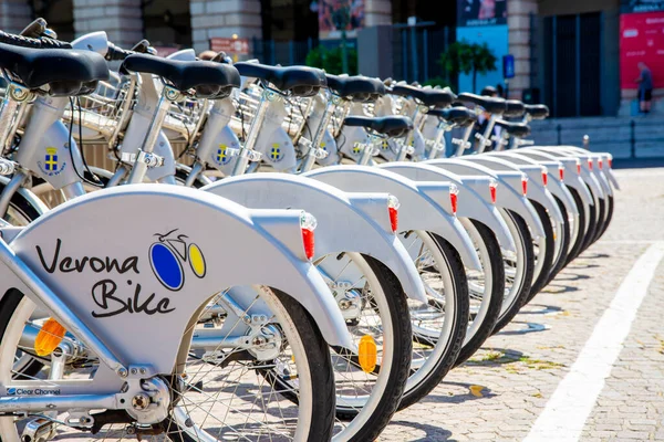 베로나 베네토 이탈리아 2020 관광객들에게 임대료를 베로나 아래서 자전거 자전거에는 — 스톡 사진
