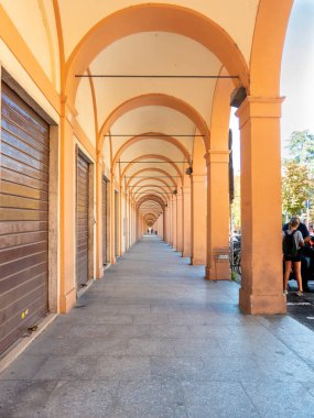 Bolonya, Emilia-Romagna / İtalya - 19.08.2020: Bologna 'daki sayısız oyun salonlarından birindeki bir patika..