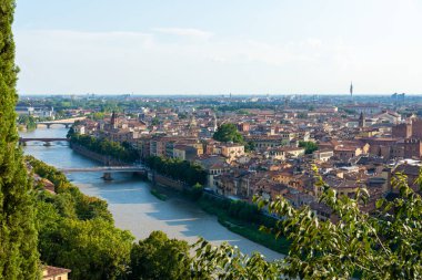 Verona, Veneto / İtalya - 18.08.2020: Adige nehri ve Verona kıyılarının manzarası arka planda Verona kenti ile birlikte yukarıdan