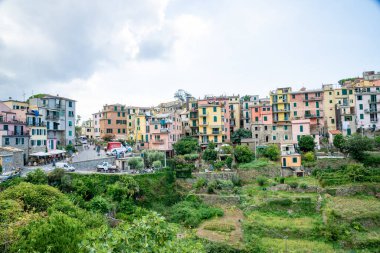 Corniglia, La Spezia-Toscana-İtalya - 27.08.2020: İtalya 'nın Corniglia köyüne giden erişim yolu, birçok turistle arabaların devam etmesine izin verilmeyen bir yer..