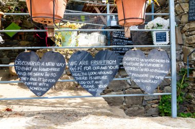Corniglia, La Spezia-Toscana-Italy - 08 / 27 / 2020: Corniglia 'da üç kalbi olan bir kafe ve bar müşterilere cep telefonu ve internet kullanmamalarını ve birbirleriyle yüz yüze konuşmalarını söylüyor..