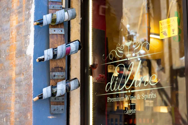 Σιένα Τοσκάνη Ιταλία 2020 Μια Εξειδικευμένη Κάβα Κρασιού Διακοσμητικά Τοποθετημένες — Φωτογραφία Αρχείου