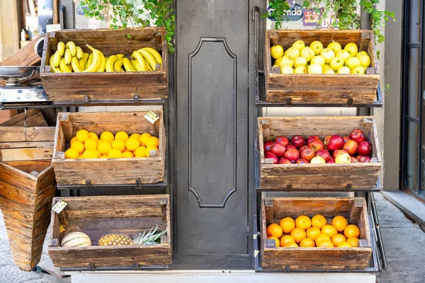 木製の箱に提示され 価格札が付いているさまざまな果物の果物スタンド — ストック写真