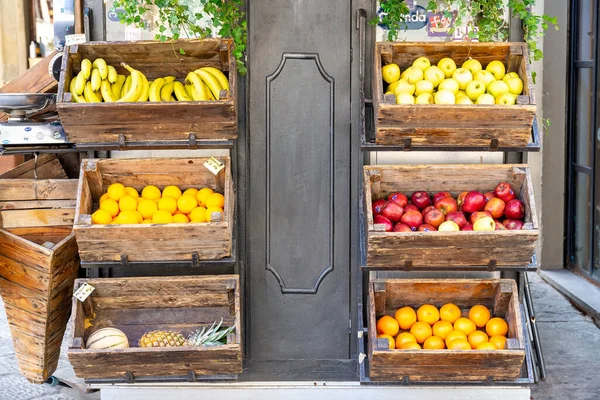 Ett Fruktställ Med Olika Frukter Som Presenteras Trälådor Och Försedda — Stockfoto