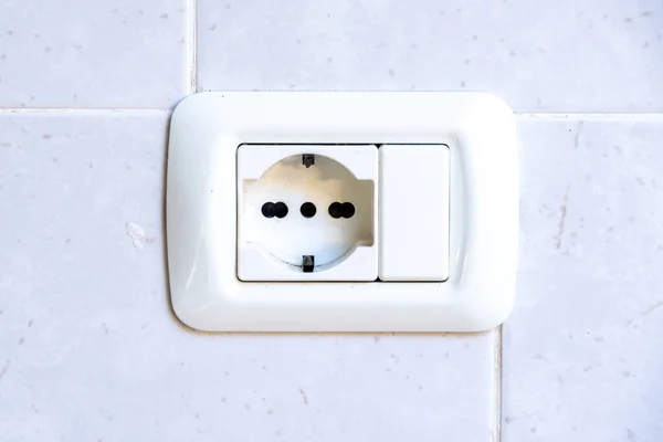 Une Prise Pour Électricité Dans Mur Avec Des Tuiles Pour — Photo