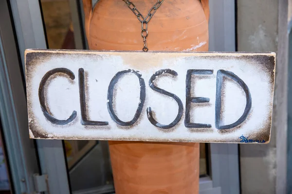 Sinal Com Aviso Escrito Para Fechado Feito Uma Placa Madeira — Fotografia de Stock