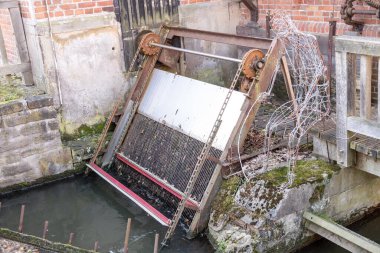 Toprak ekran, kiri temizlemek ve bir değirmeni hasardan korumak için lağım suyu.