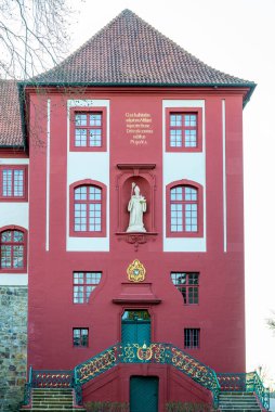 The magnificent entrance of the monastery Iburg with the castle Iburg. The house is red and is entered from a magnificent staircase.