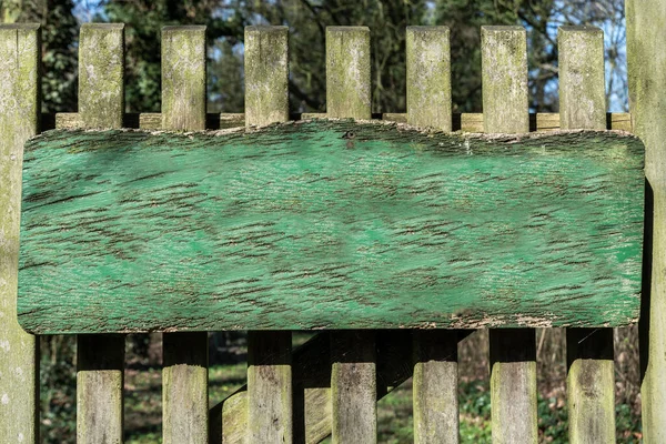 Ein Grünes Holzschild Einem Zaumzeug Das Bereits Leicht Verwittert Ist — Stockfoto