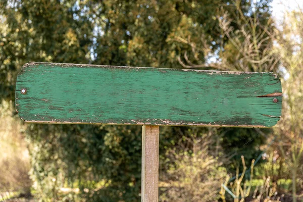 Ein Grün Verwittertes Holzschild Ohne Schriftzug Auf Das Man Vor — Stockfoto