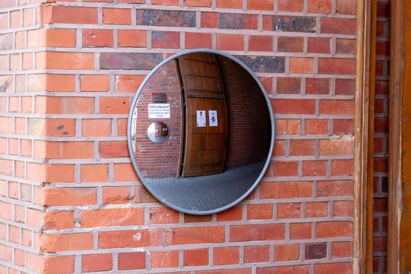 Uno Specchio Rotondo Muro Mattoni Fronte Vialetto Dove Possibile Vedere — Foto Stock