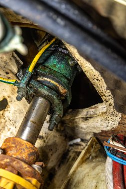 Nydri - İyon Adaları - Yunanistan - 08-08-2025: Civardaki kablolar ve hortumlarla aşınmış bir mührün içinden geçen bir tekne pervanesinin yakın çekimi.