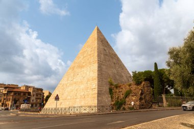Rom - Lazio - İtalya - 08-21-2025: Bir yol kenarında seyyar atıştırmalık büfesi, içecekler ve paketlenmiş yiyeceklerle dolu bir şekilde açık dururken, bir kişi ağaçların altında ve bir lambanın altında dinleniyor.