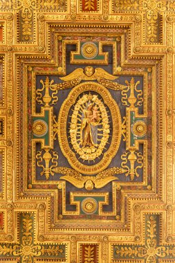 Rom - Lazio - İtalya - 08-21-2025: Bir yol kenarında seyyar atıştırmalık büfesi, içecekler ve paketlenmiş yiyeceklerle dolu bir şekilde açık dururken, bir kişi ağaçların altında ve bir lambanın altında dinleniyor.