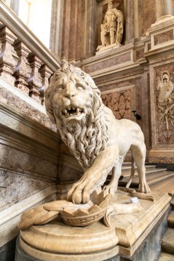 Reggia di Caserta - Campania - İtalya - 08-30-2025: Caserta Kraliyet Sarayı 'nın büyük iç merdivenlerinde mermer aslan heykeli.