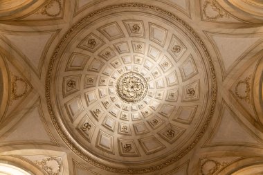 Reggia di Caserta - Campania - İtalya - 08-30-2025: Caserta Kraliyet Sarayı, Reggia di Caserta 'da bulunan kasalı bir kubbe tavanı aşağıdan görüldü..