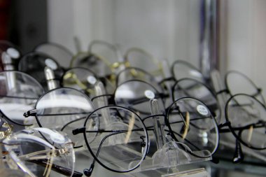 Göz gözlükleri optik mağazasında sergileniyor. Göz giysisi