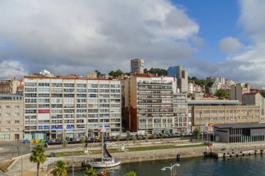 Yazın Vigo, İspanya 'da arka planda belediye binası olan Berbes bölgesi manzarası