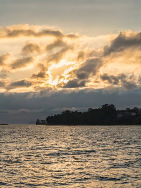 Galiçya 'nın deniz manzarası, gün batımında İspanya.