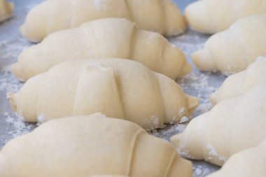 Kruvasanlar fırında pişirilmeye hazır.