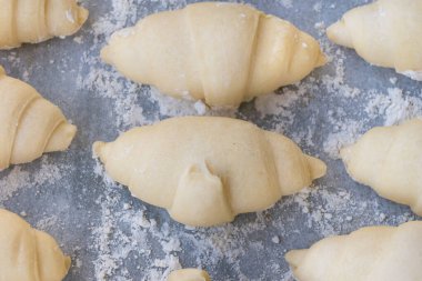 Pişirme tepsisine yerleştirilmiş iki kruvasanın ayrıntıları.