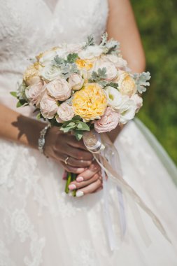 Buket 5198 gelinin elinde.