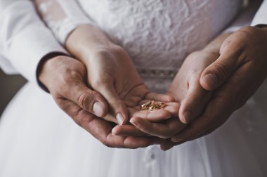 5166 elinde yüzük.