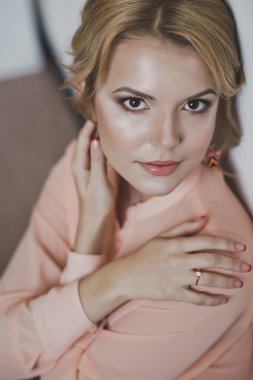 Büyük portre kendini kızlar 5282 omuzlar için sarılma.