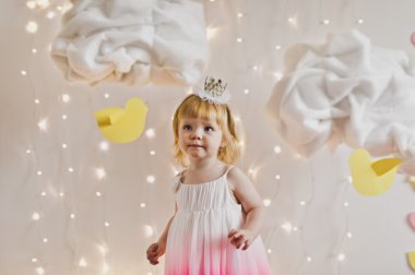 Işıklar ve bulutlar 5358 bir arka plan üzerinde küçük Prenses.