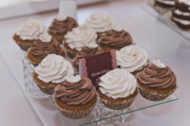 Kek sepetleri ile 5216 krem şeklinde.