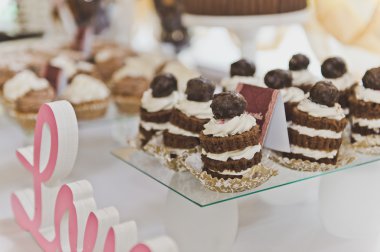 Bir tepsi 5222 küçük kek.