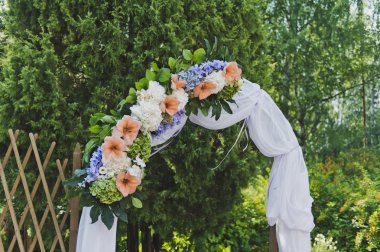 Bahçe 5227 girişinde kumaş kemer dekore edilmiş.