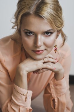 Kız bir el kadar bir çene 5287 propped.