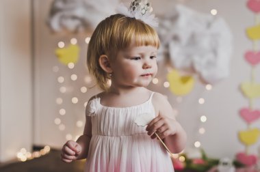 Bir çocuk bir lolipop çubuğa 5392 yiyor..