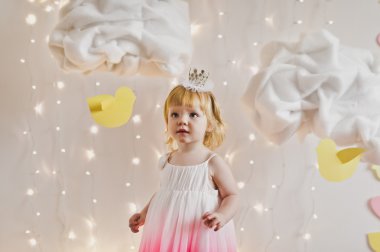 Işıklar ve bulutlar 5359 bir arka plan üzerinde küçük Prenses.