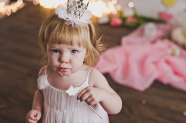 Bir çocuk bir lolipop çubuğa 5398 yiyor..