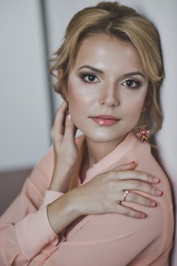 Büyük portre kendini kızlar 5281 omuzlar için sarılma.