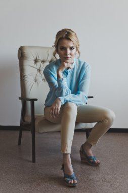 Kız bej sandalyede 5313.