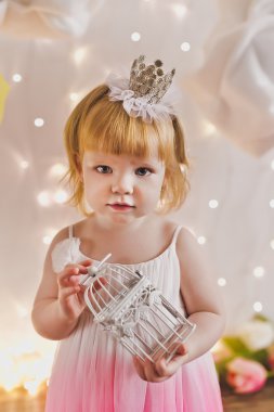 Bir çocuğun 5363 elinde kuşlar için kafes.