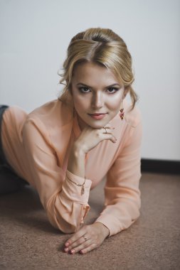 Kız bir el kadar bir çene 5285 propped.