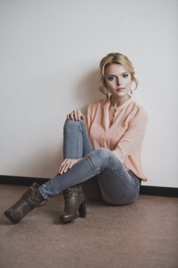 Bir kız bir beyaz duvara 5269 oturuyor.