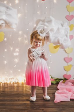 Bir çocuğun 5366 elinde kuşlar için kafes.