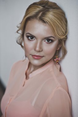 Makyaj ve saç modeli üzerinde portre 5280 kızla.