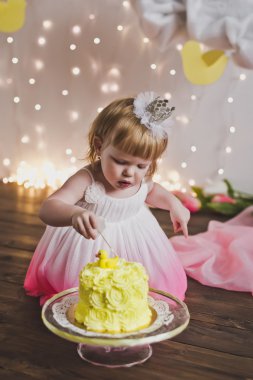 Bir çocuk bir lolipop çubuğa 5400 yiyor..