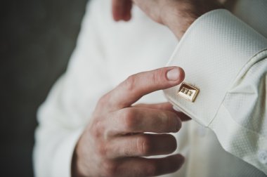 Bir gömlek 5248 kabında tokalar koyarak.