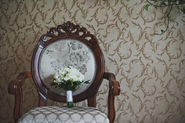 Bouquet of white roses on the chair 5128. — Stock Photo, Image