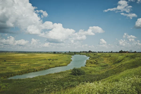 Verão paisagem fluvial no campo 5121 . — Fotografia de Stock